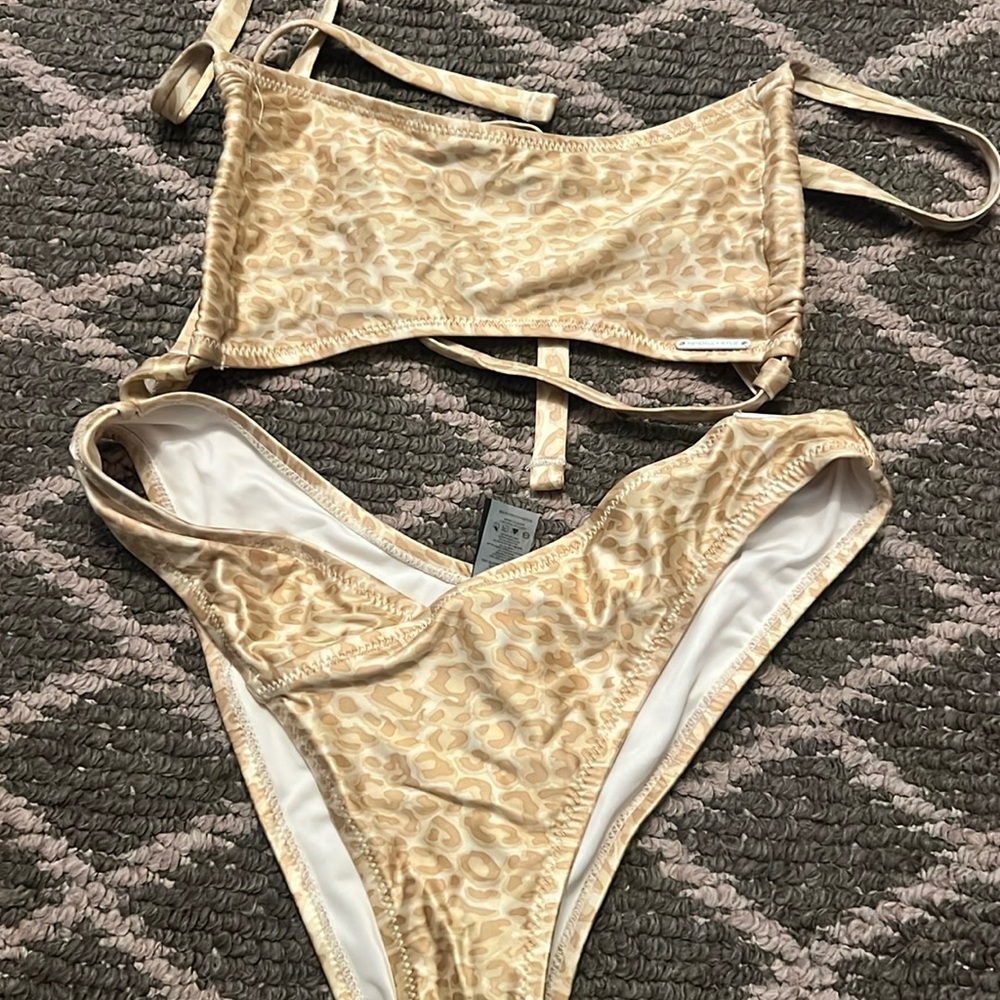 Kendall and Kylie bikini set